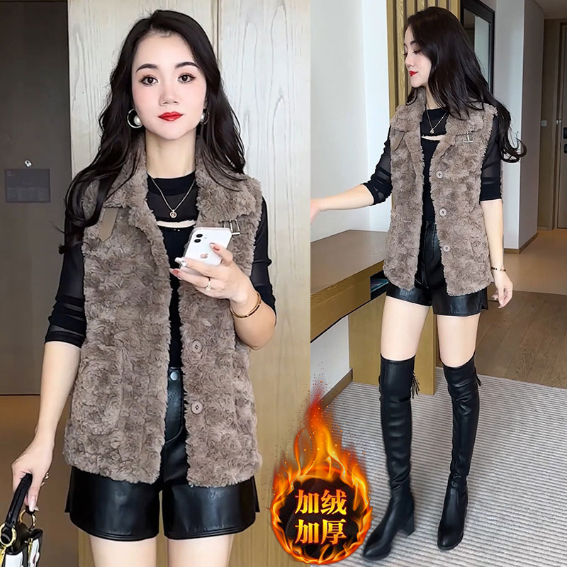 时尚加绒加厚背心马甲外套女2025冬季新款妈妈外穿保暖洋气质马夹