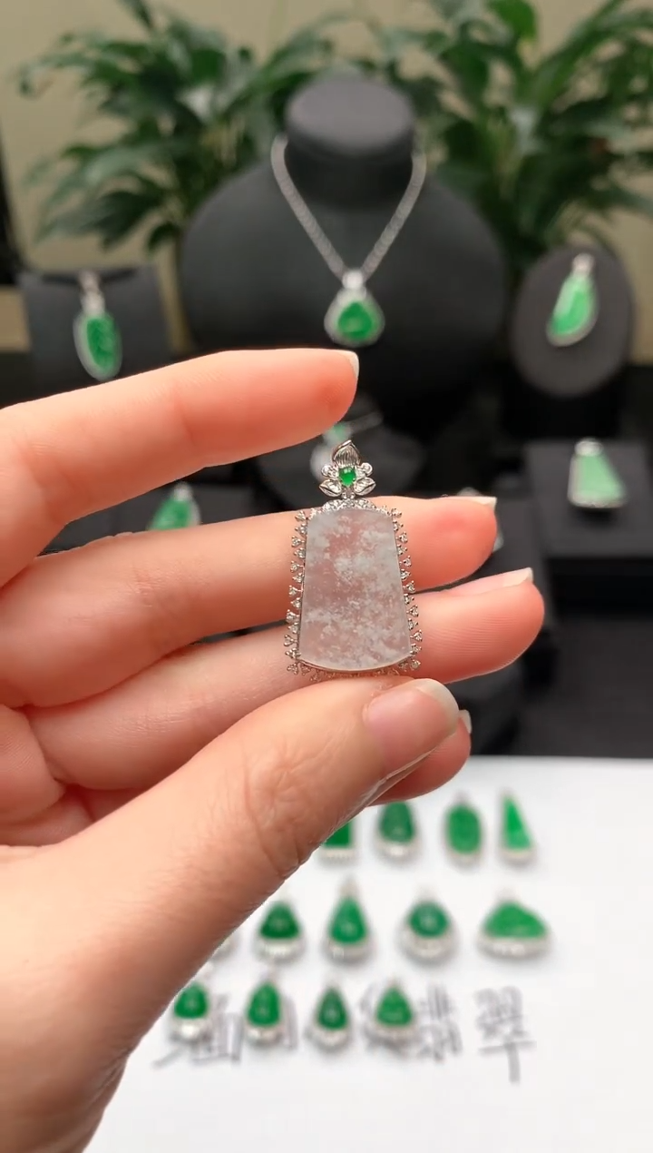 【闪购商品】翡翠颈饰18K金镶嵌雪花棉无事牌