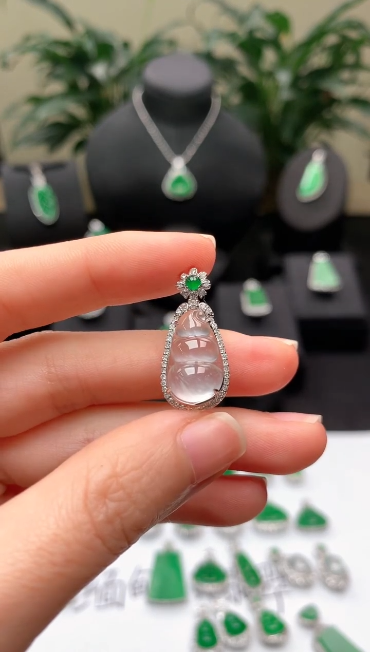 【闪购商品】翡翠颈饰18K金镶嵌冰福豆