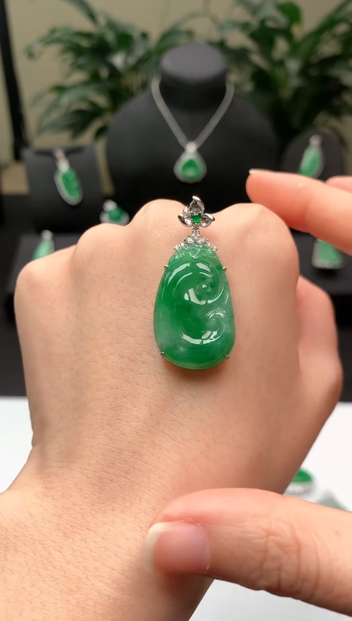 【闪购商品】翡翠颈饰18K金镶嵌飘绿如意