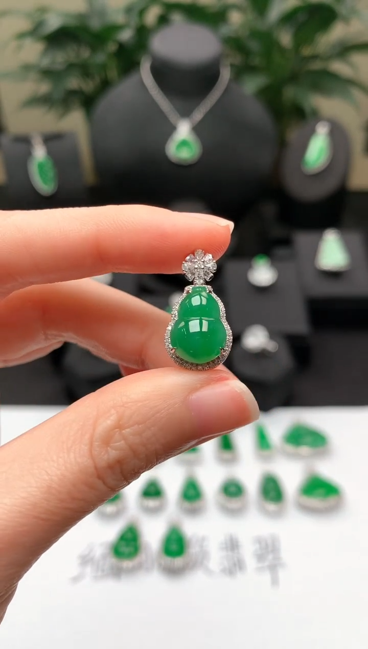 【闪购商品】翡翠颈饰18K金镶嵌绿葫芦