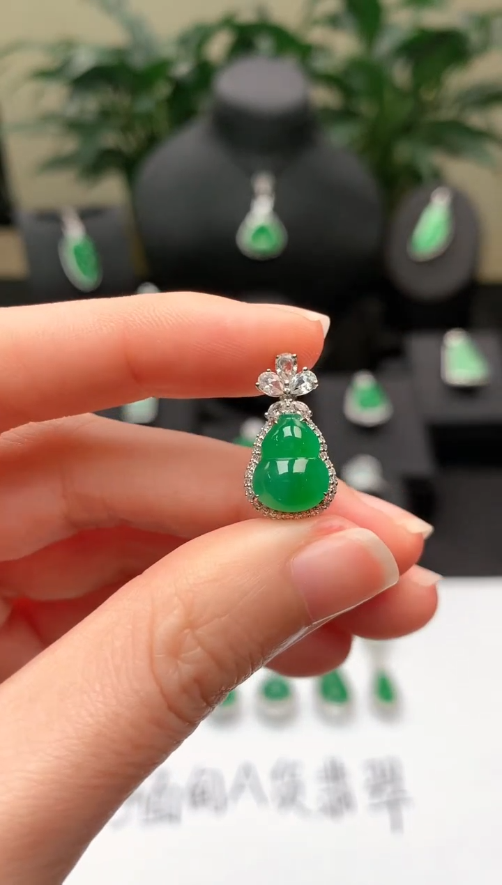 【闪购商品】翡翠颈饰18K金镶嵌小绿葫芦