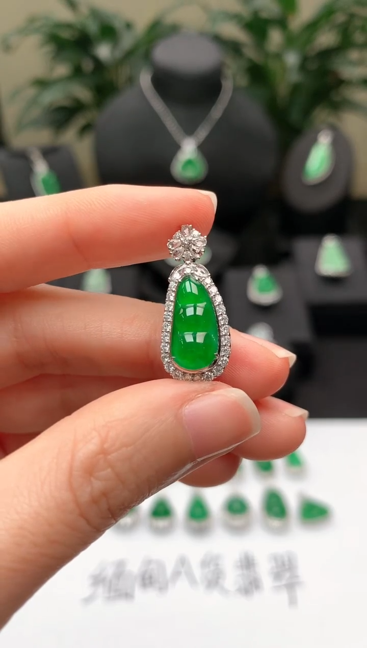 【闪购商品】翡翠颈饰18K金镶嵌绿福豆