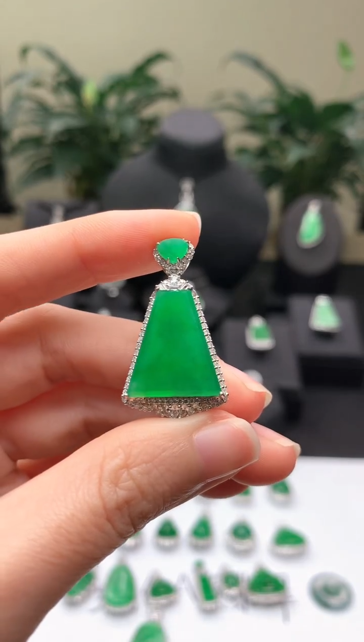 【闪购商品】翡翠颈饰18K金镶嵌绿无事牌