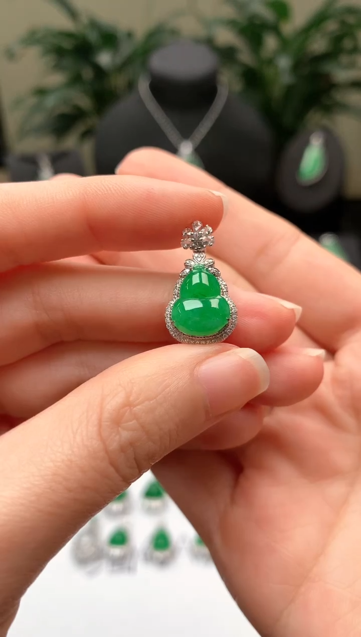 【闪购商品】翡翠颈饰18K金镶嵌绿葫芦