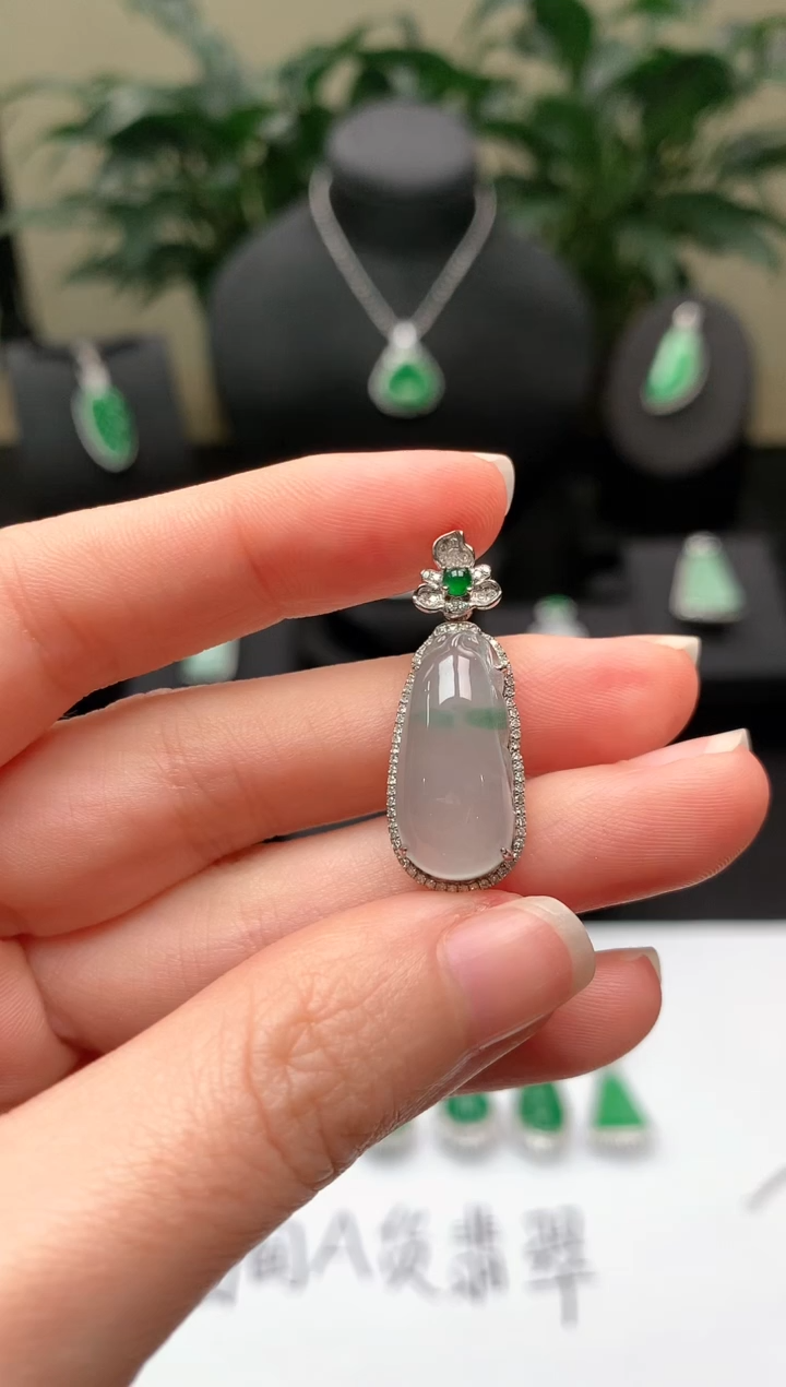 【闪购商品】翡翠颈饰18K金镶嵌飘花福瓜