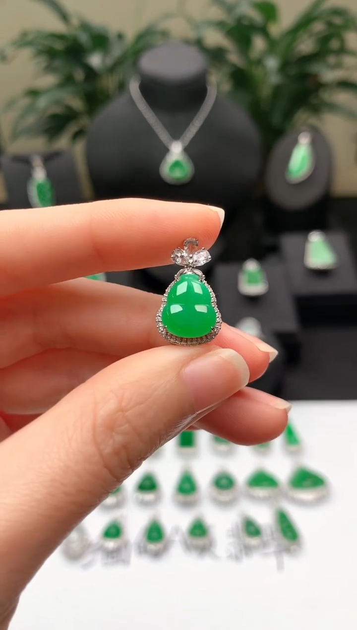 【闪购商品】翡翠颈饰18K金镶嵌绿葫芦