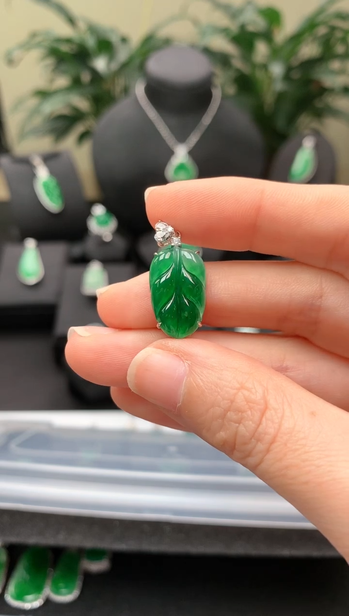 【闪购商品】翡翠颈饰18K金镶嵌绿叶子