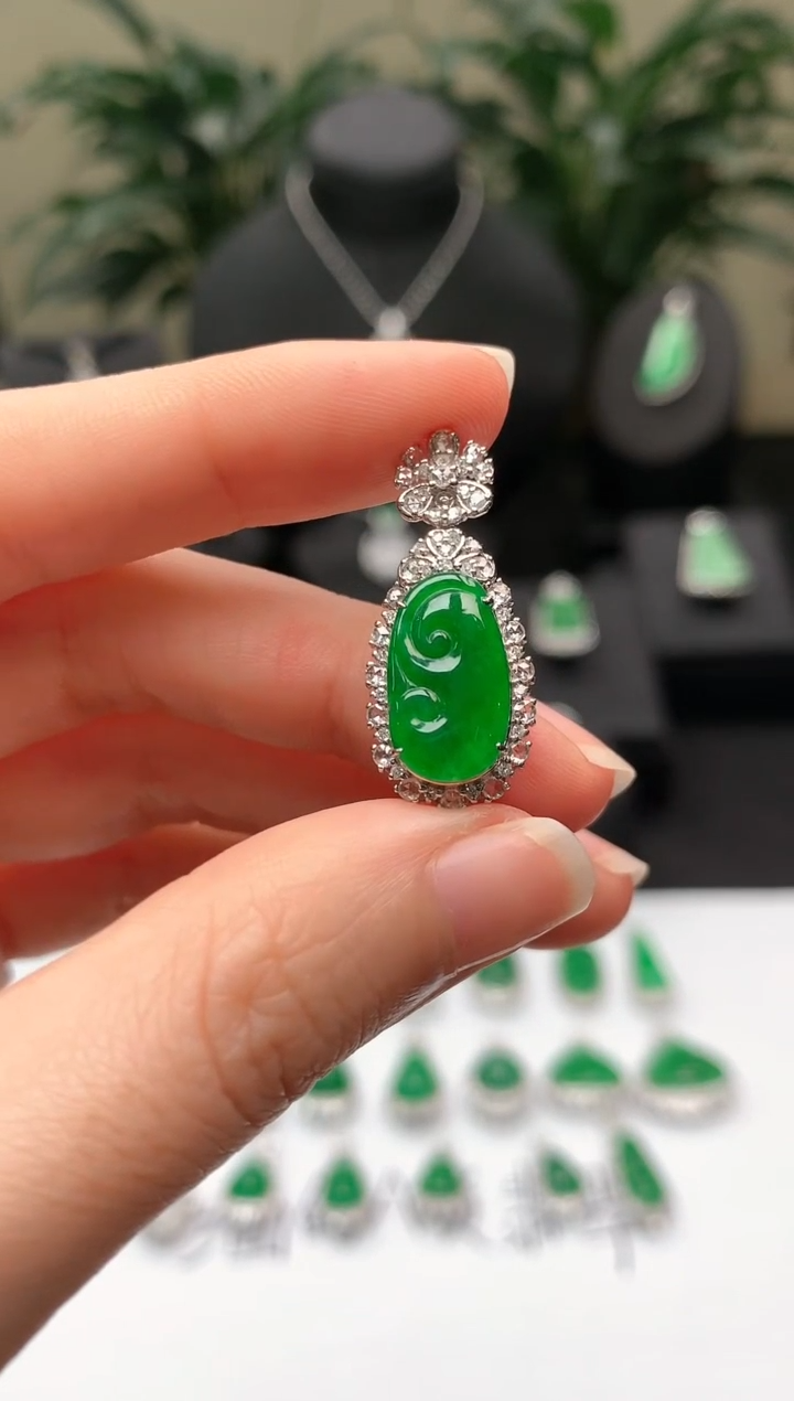 【闪购商品】翡翠颈饰18K金镶嵌小绿如意