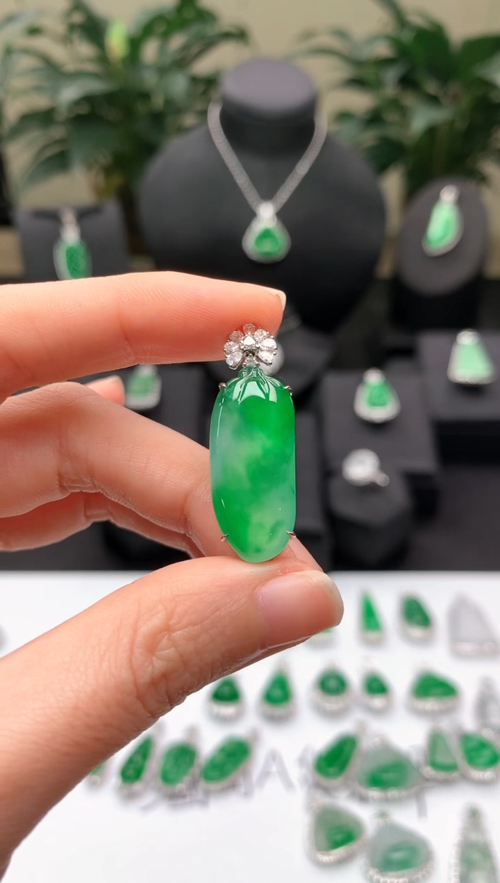 【闪购商品】翡翠颈饰18K金镶嵌飘绿福瓜