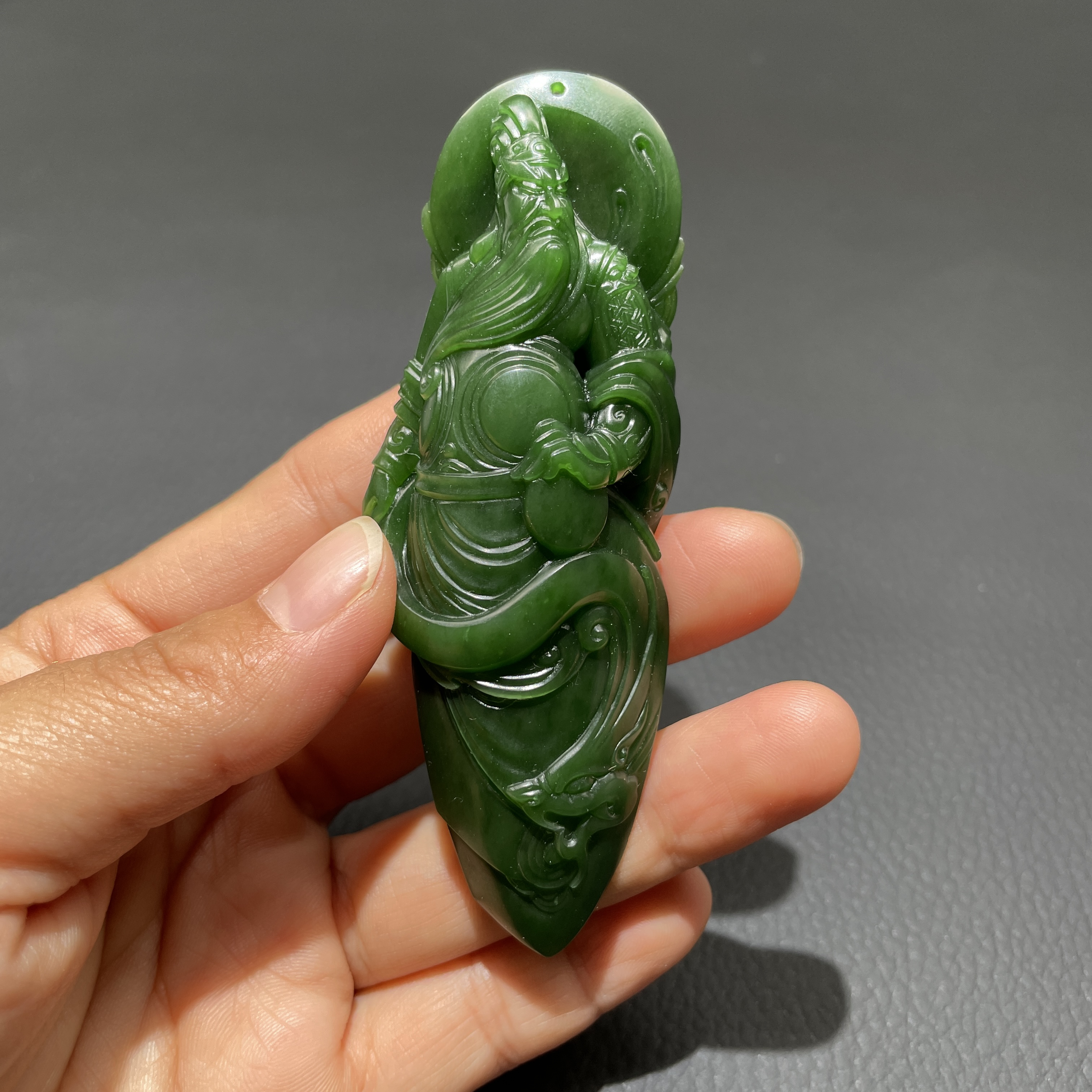 菠菜绿雕刻挂件关公老坑菠菜绿 绿如茂林，润如脂膏武财神全能之神