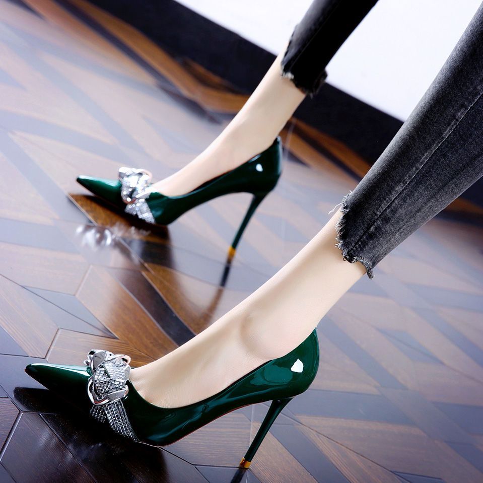 百丽纯爱2023春季新款显白高跟宴会鞋法式少女水钻金属扣漆皮尖头