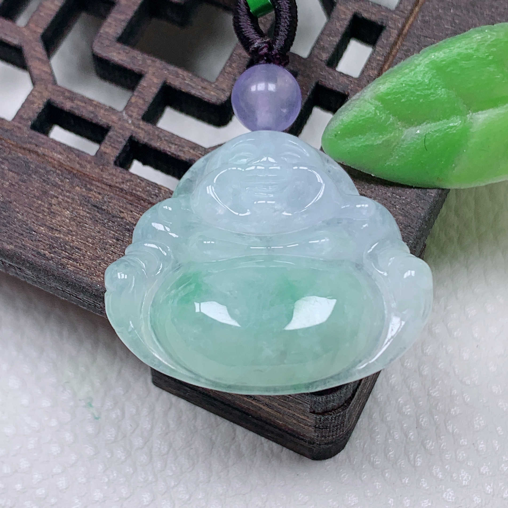 缅甸天然Ａ货翡翠飘绿佛公。  尺寸24*27*6.7