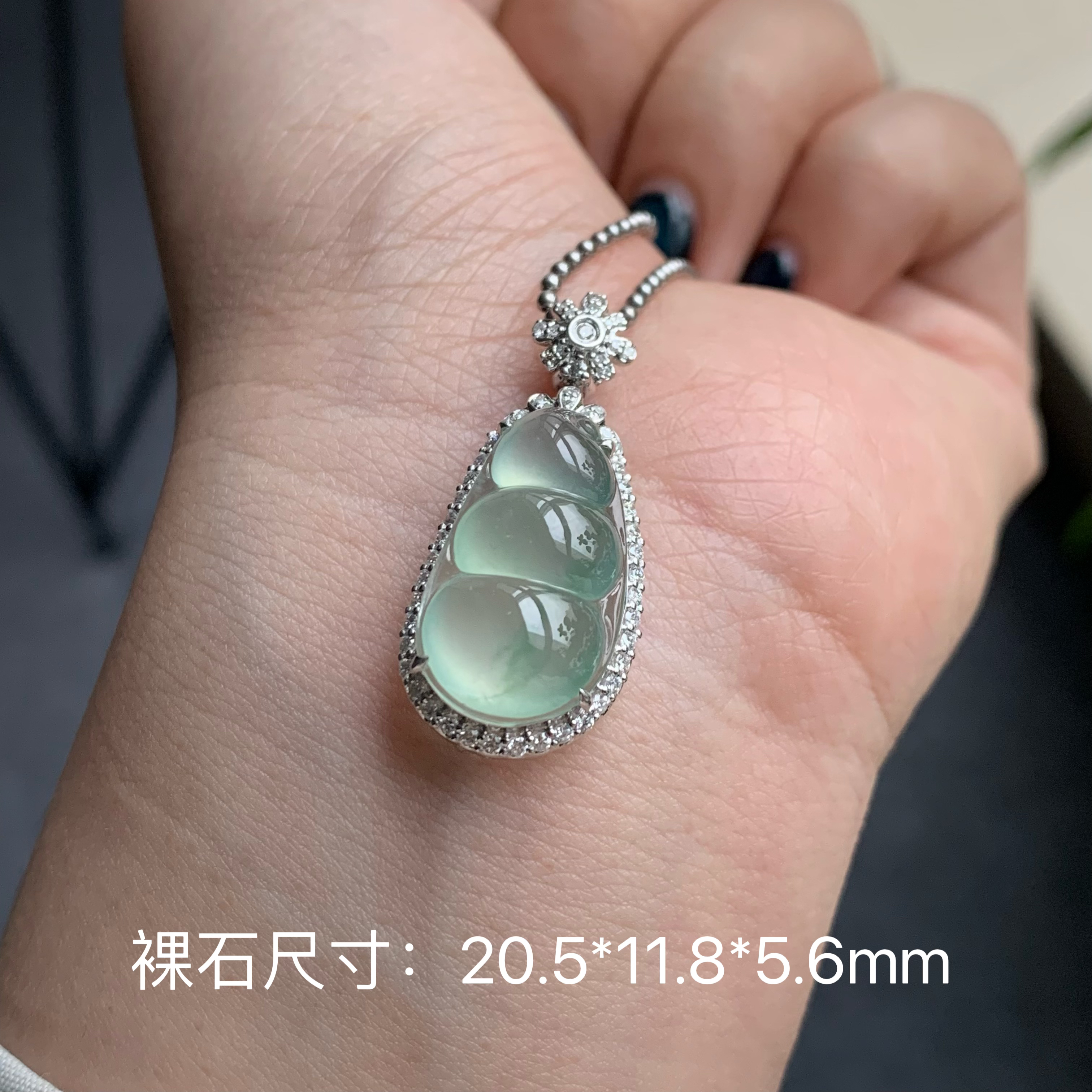 翡翠颈饰18k金镶高冰种起光形体厚实底子干净翡翠飘花福豆吊坠