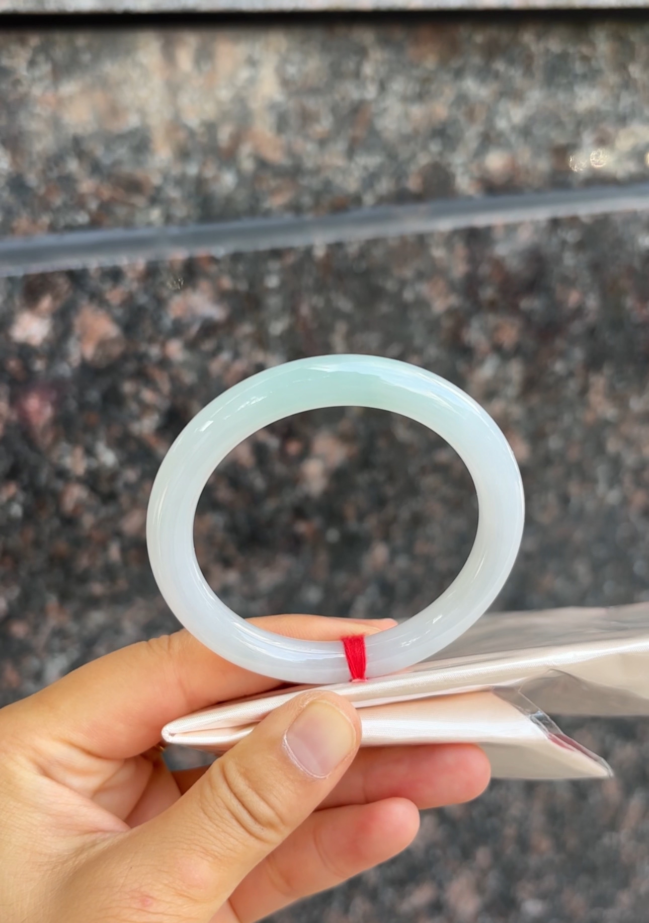 F（上新）冰胶细腻圆条五十四圈微瑕翡翠a货手镯