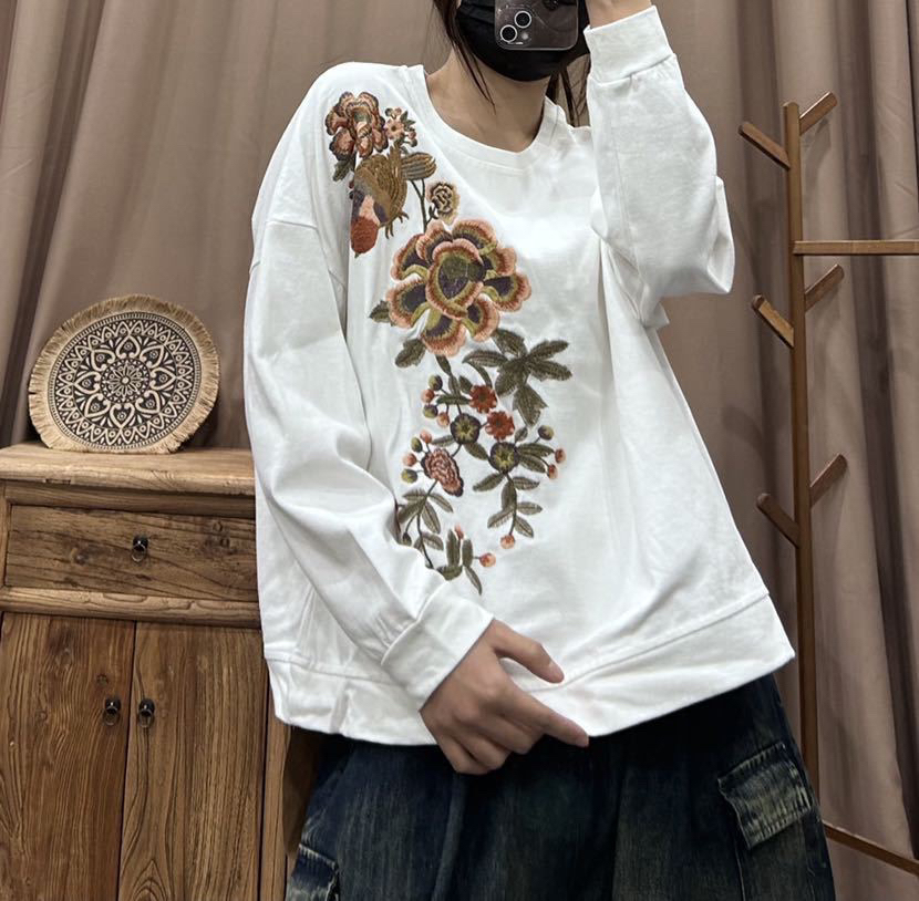 宽松大码棉刺绣圆领长袖套头薄卫衣女