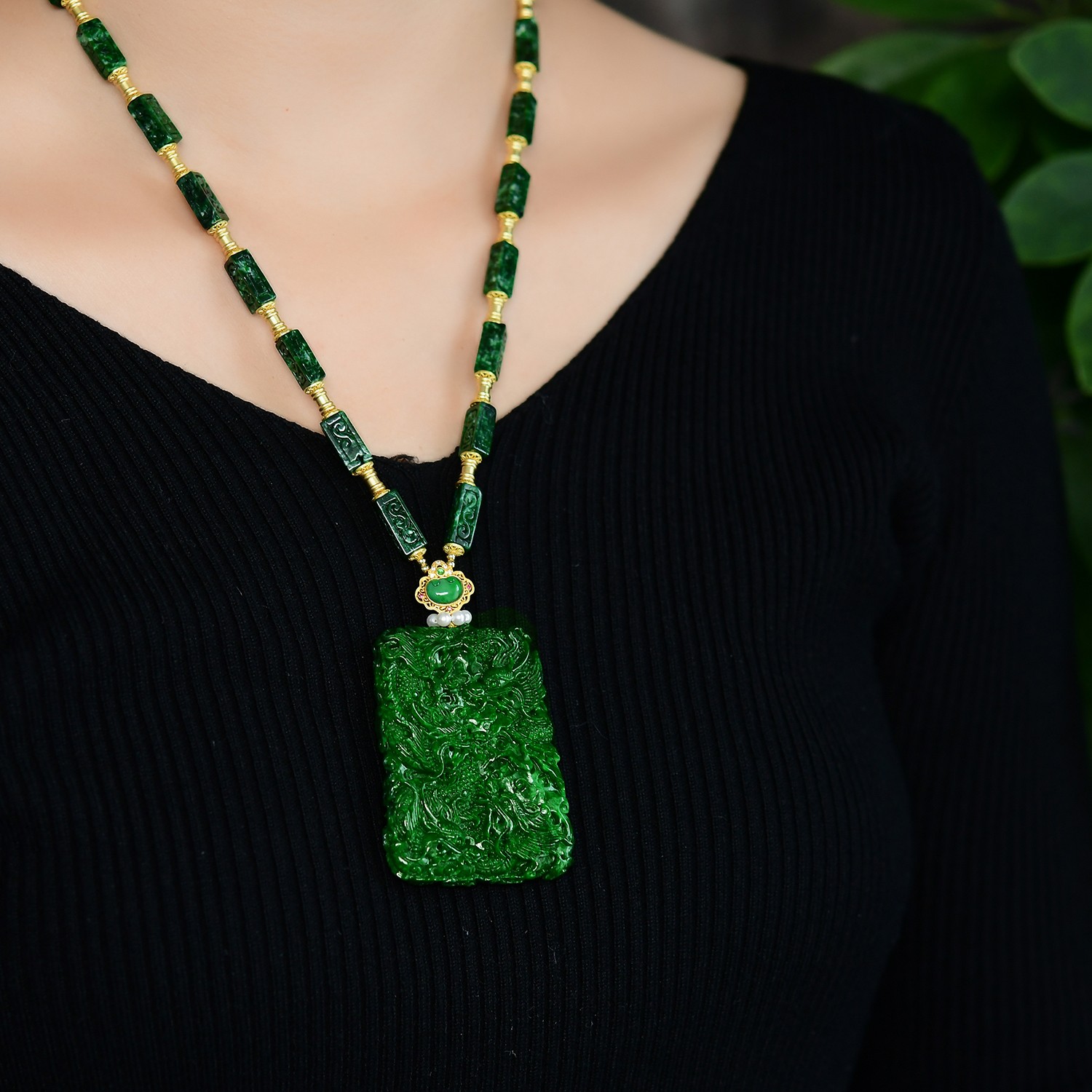 A货翡翠花青满辣绿九龙护主搭配方砖全珠链