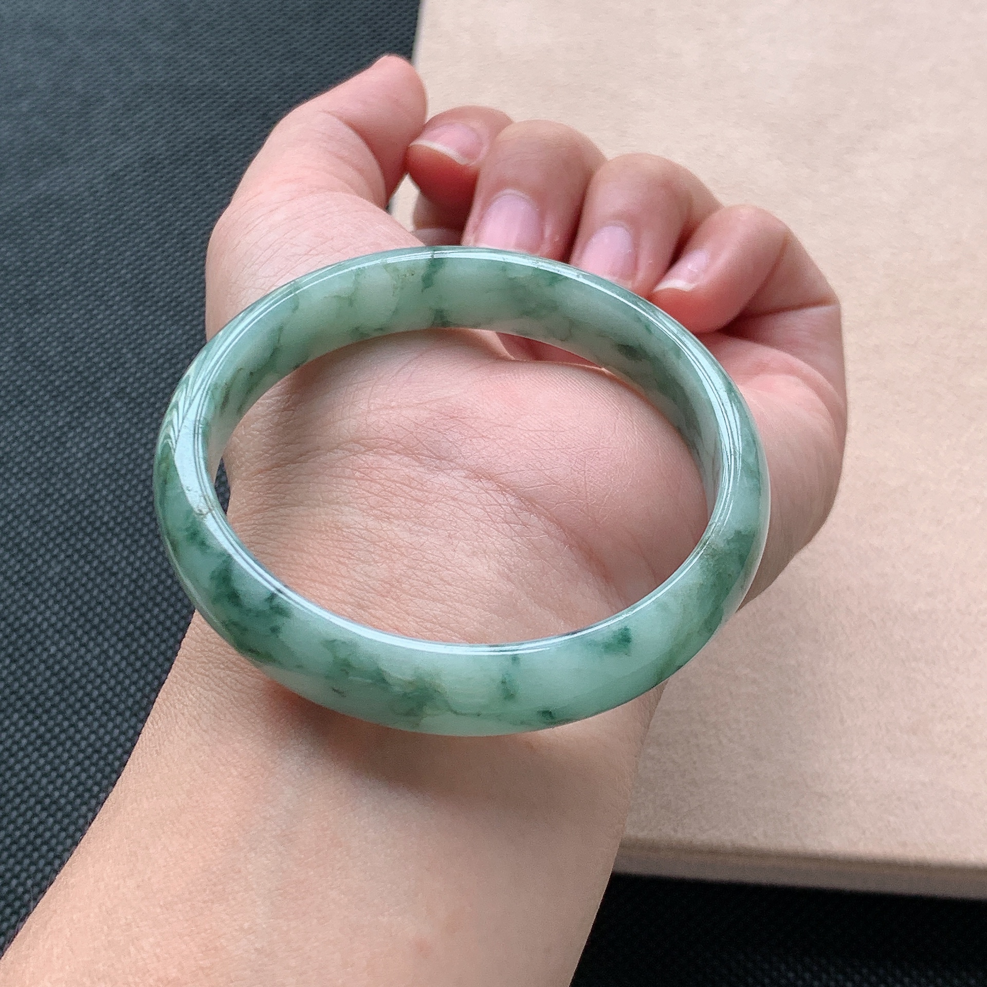 1919天然a货飘花精美时尚正圈翡翠手镯，适合圈口52-53