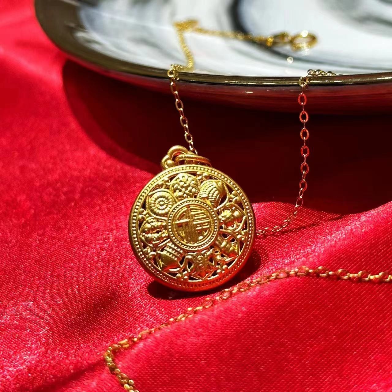 Chow Tai Seng/周大生足金八宝罗盘吊坠手工时尚饰品宝宝编织双面