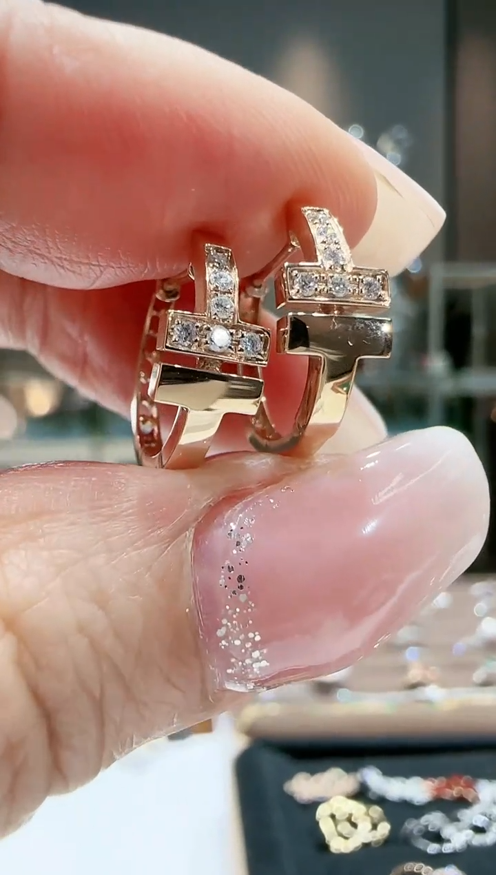 【闪购商品】钻石双T耳扣18K金镶嵌.