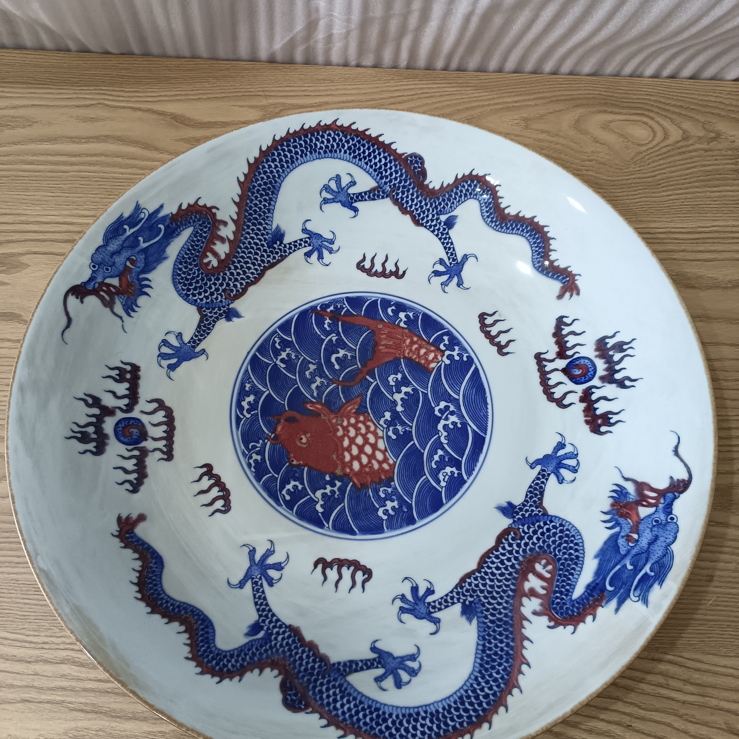 龙纹，蓝釉手绘，化工精美，青花釉里红赏盘一件。