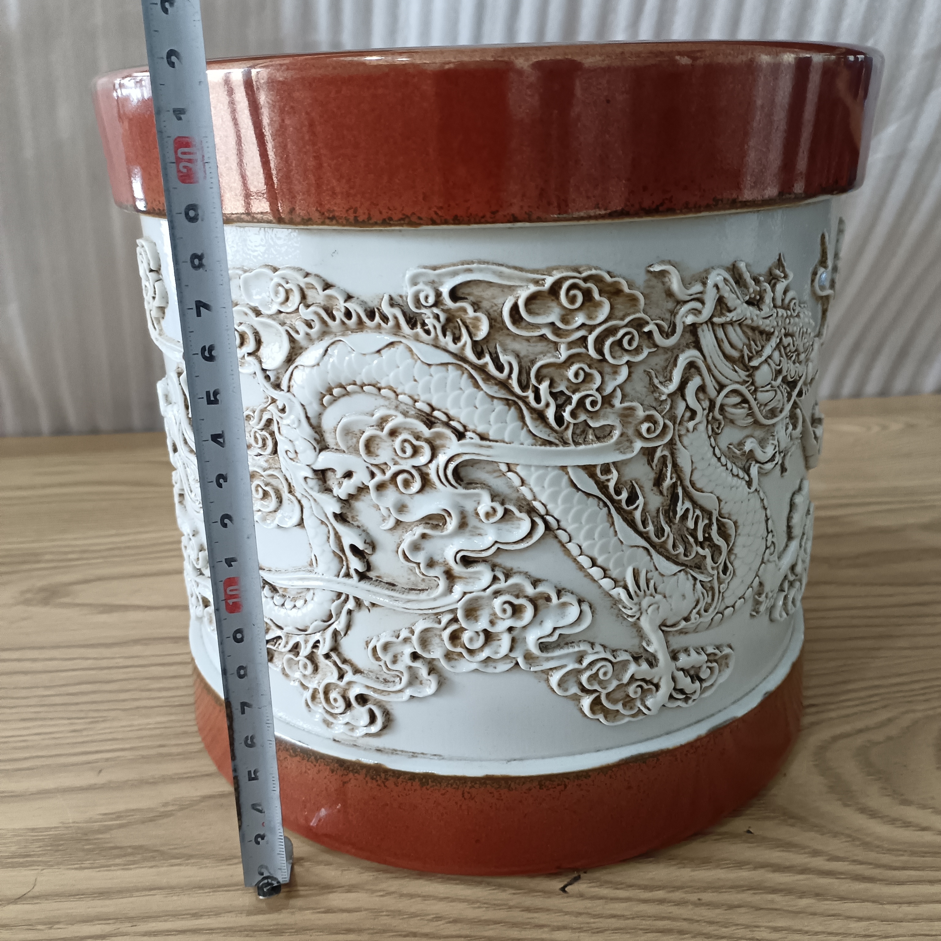 笔筒一件，陶瓷，纯手工，满釉刻画，刀刻龙纹，精美刻工。