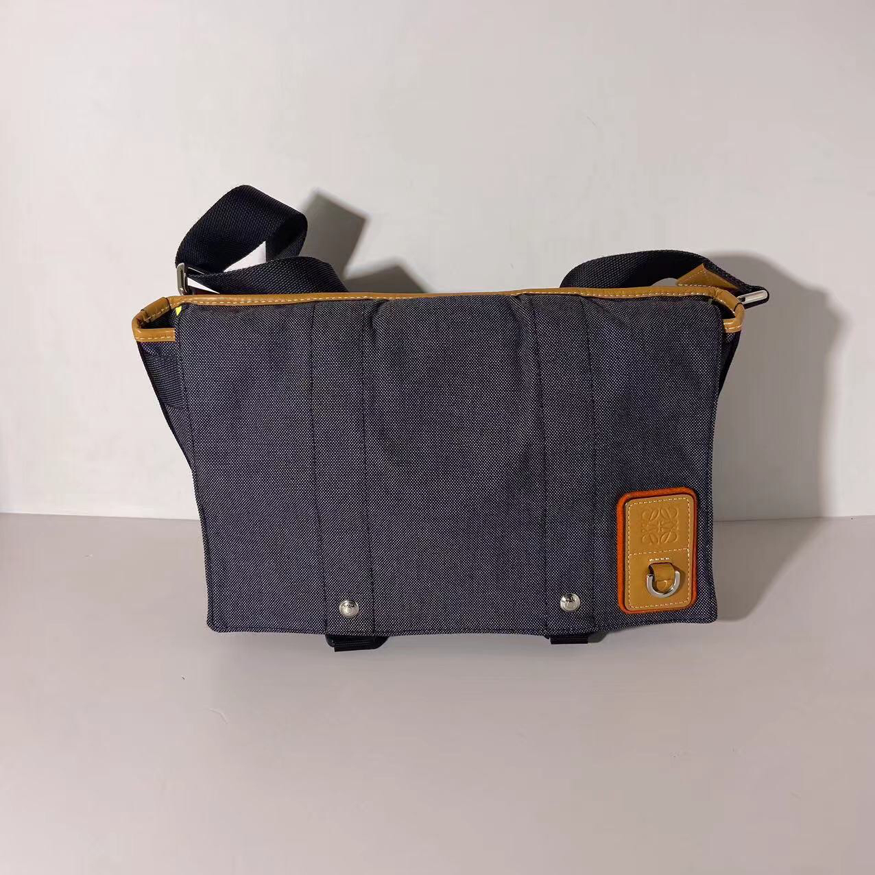 99新 LOEWE/罗意威 罗意威帆布斜挎包/042