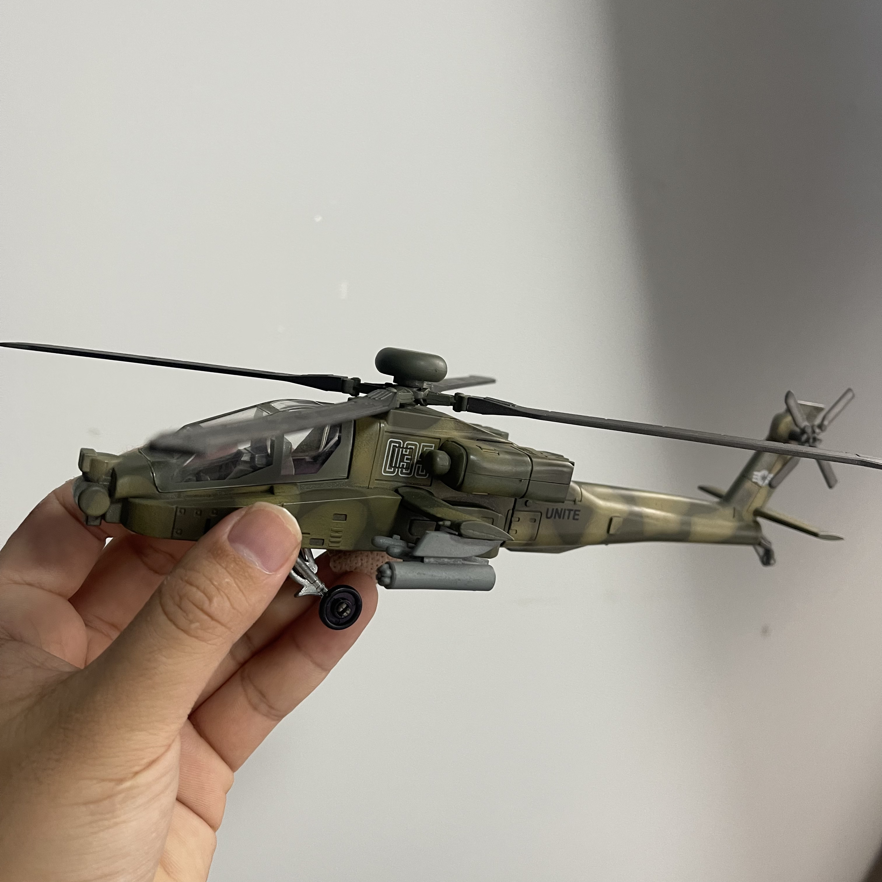 【阿帕奇直升机1：72】拼装模型的要自己拼装ABS工程塑料材质