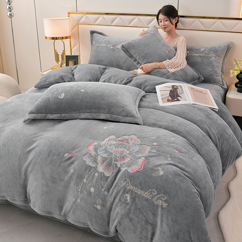 【花开富贵灰】冬季婴儿级牛奶绒四件套保暖双面珊瑚绒刺绣被套加厚