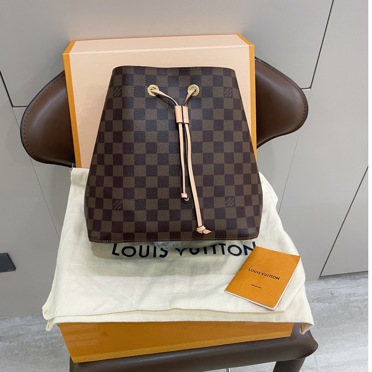 95新 LouisVuitton/路易威登 棋盘格樱花粉水桶包 
