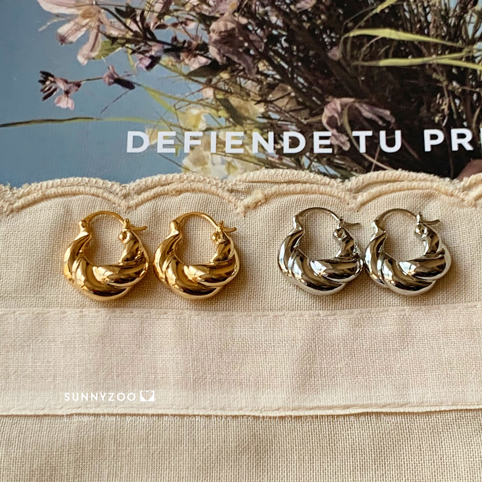 铜合金耳饰 法式挚爱 小巧牛角包麻花耳环复古法式慵懒精致耳饰