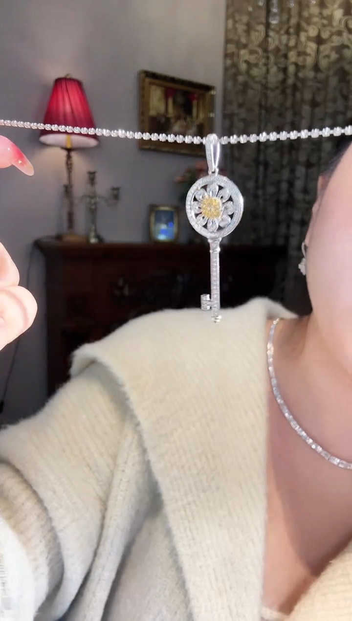 【闪购商品】钻石吊坠（不含链）18K金镶嵌1克拉黄钻钥匙