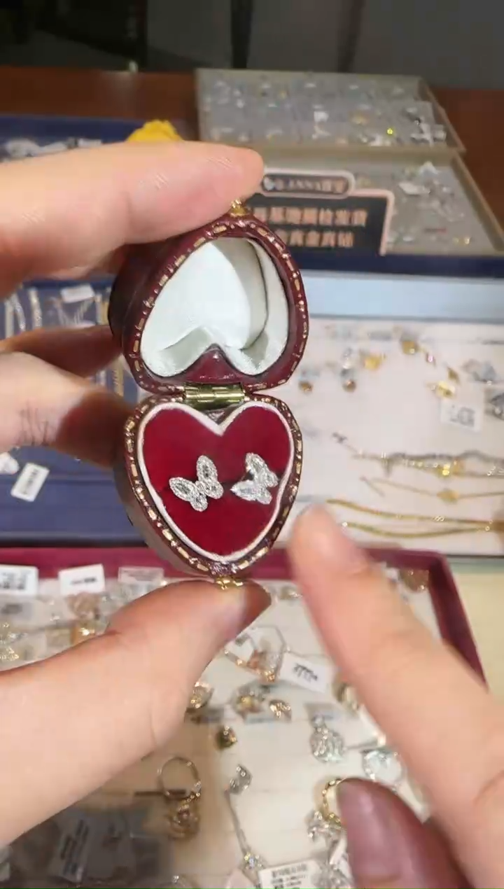 【闪购商品】钻石耳饰18K金镶嵌蝴蝶