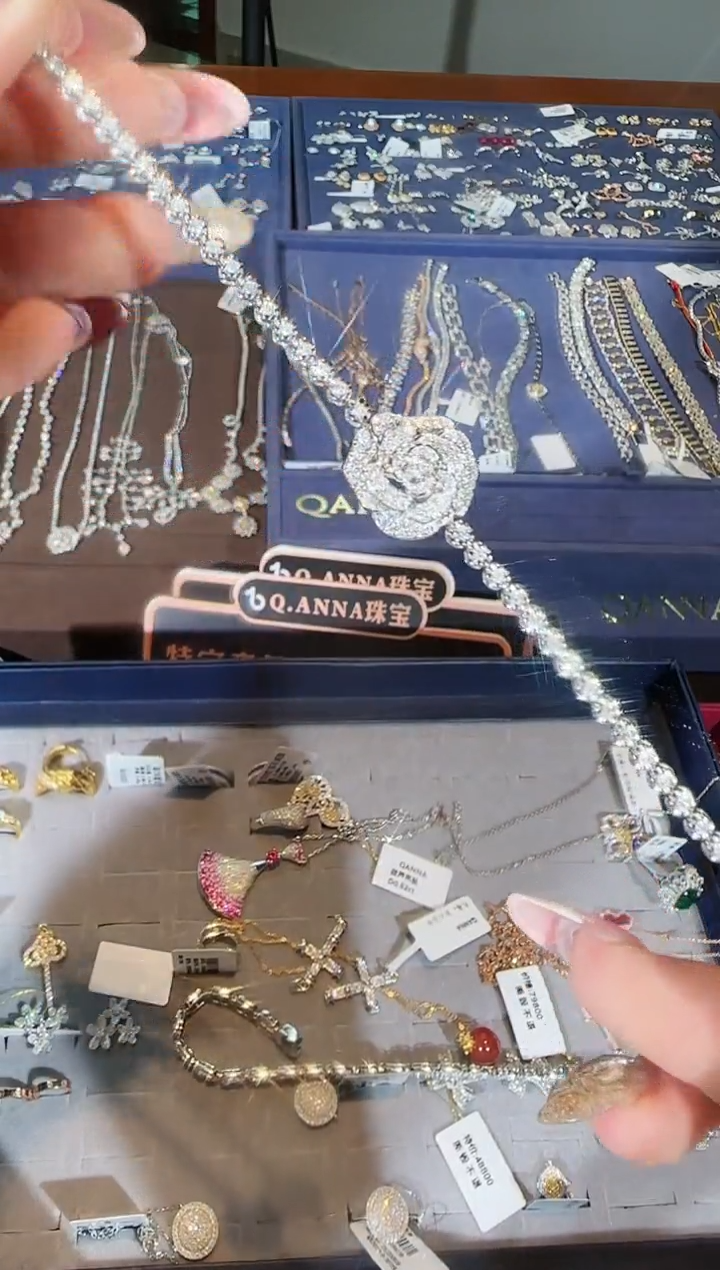 【闪购商品】钻石手链18K金镶嵌山茶花手链