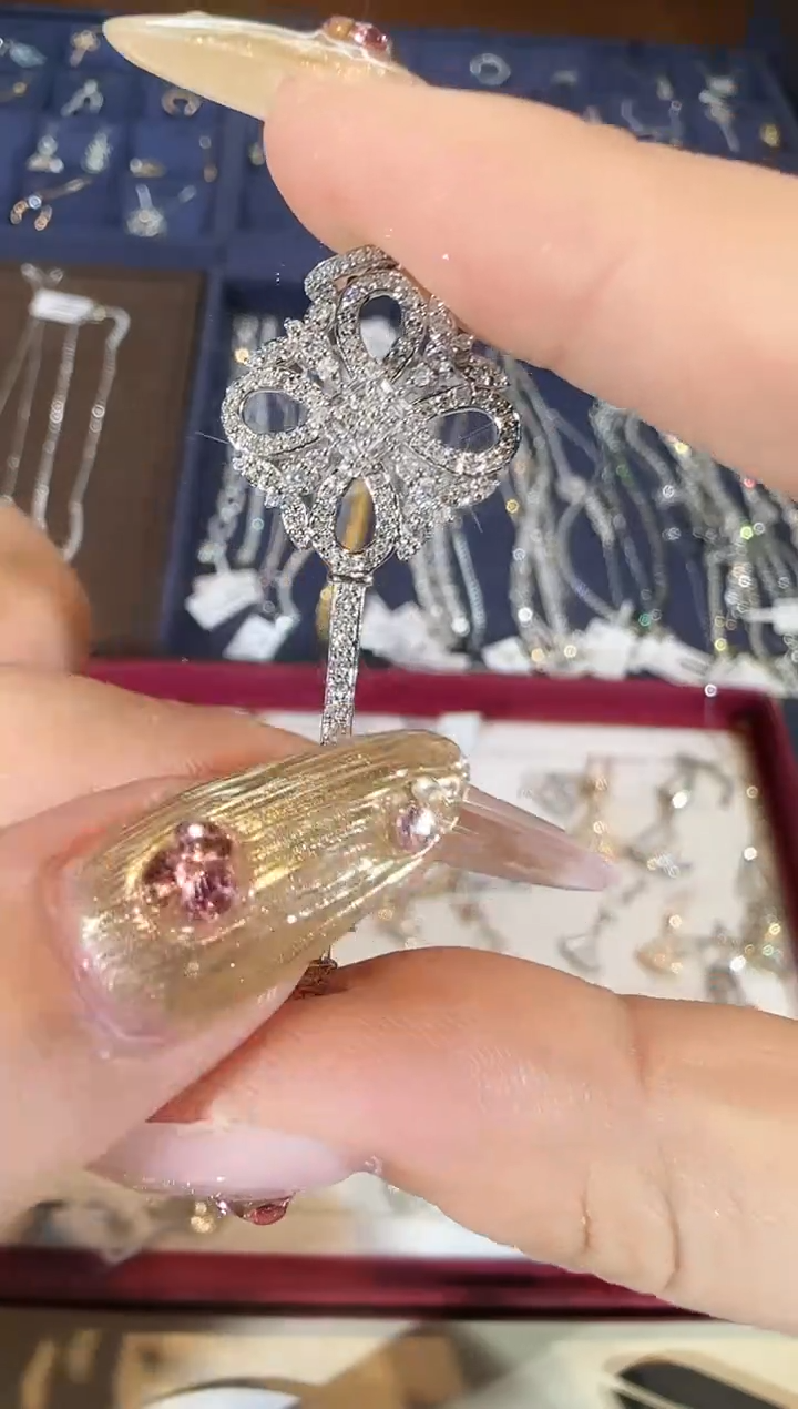 【闪购商品】钻石吊坠（不含链）18K金镶嵌白钻雪花