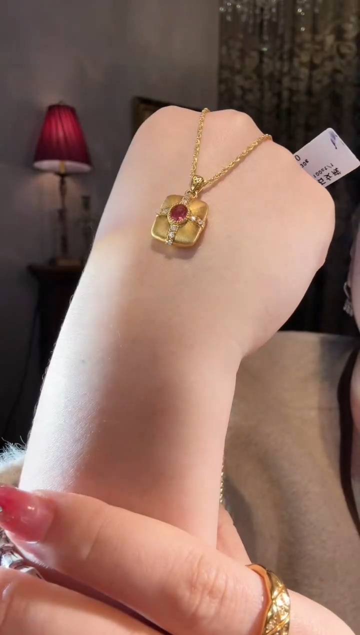 【闪购商品】碧玺吊坠（不含链）18K金镶嵌碧玺无事牌