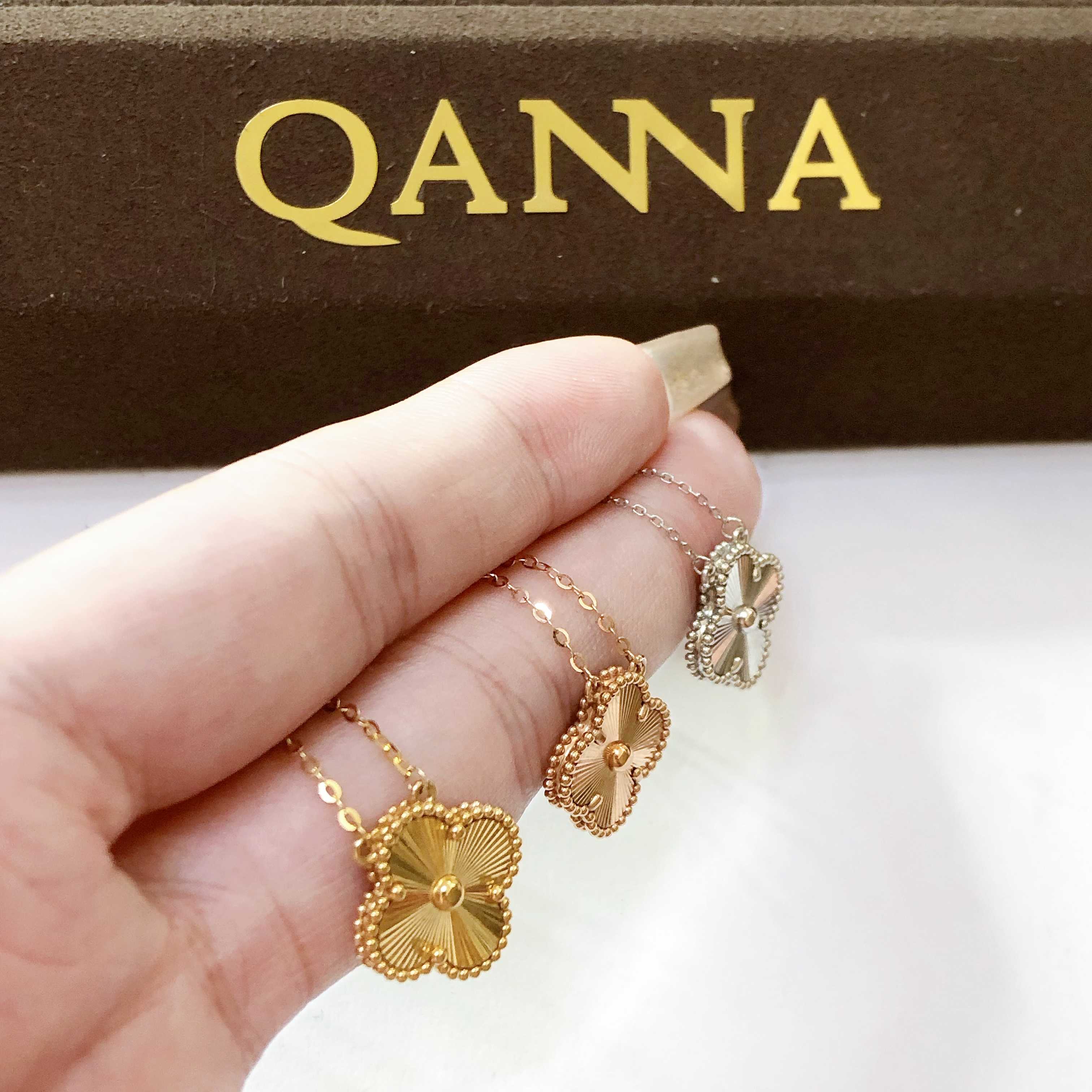 QANNA【严选】18K金时尚气质镭射四叶草项链15MM 多样性发一件
