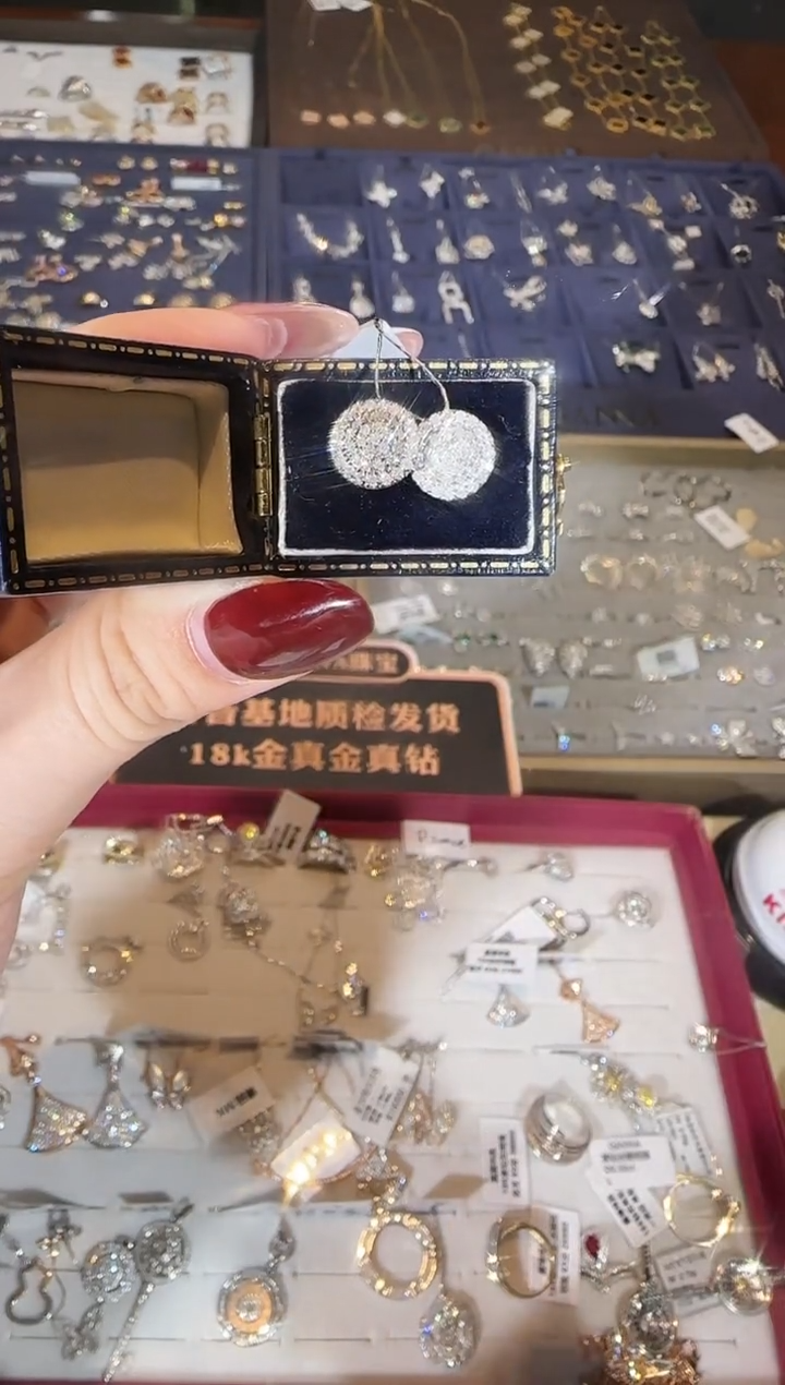 【闪购商品】钻石耳饰18K金镶嵌1克拉