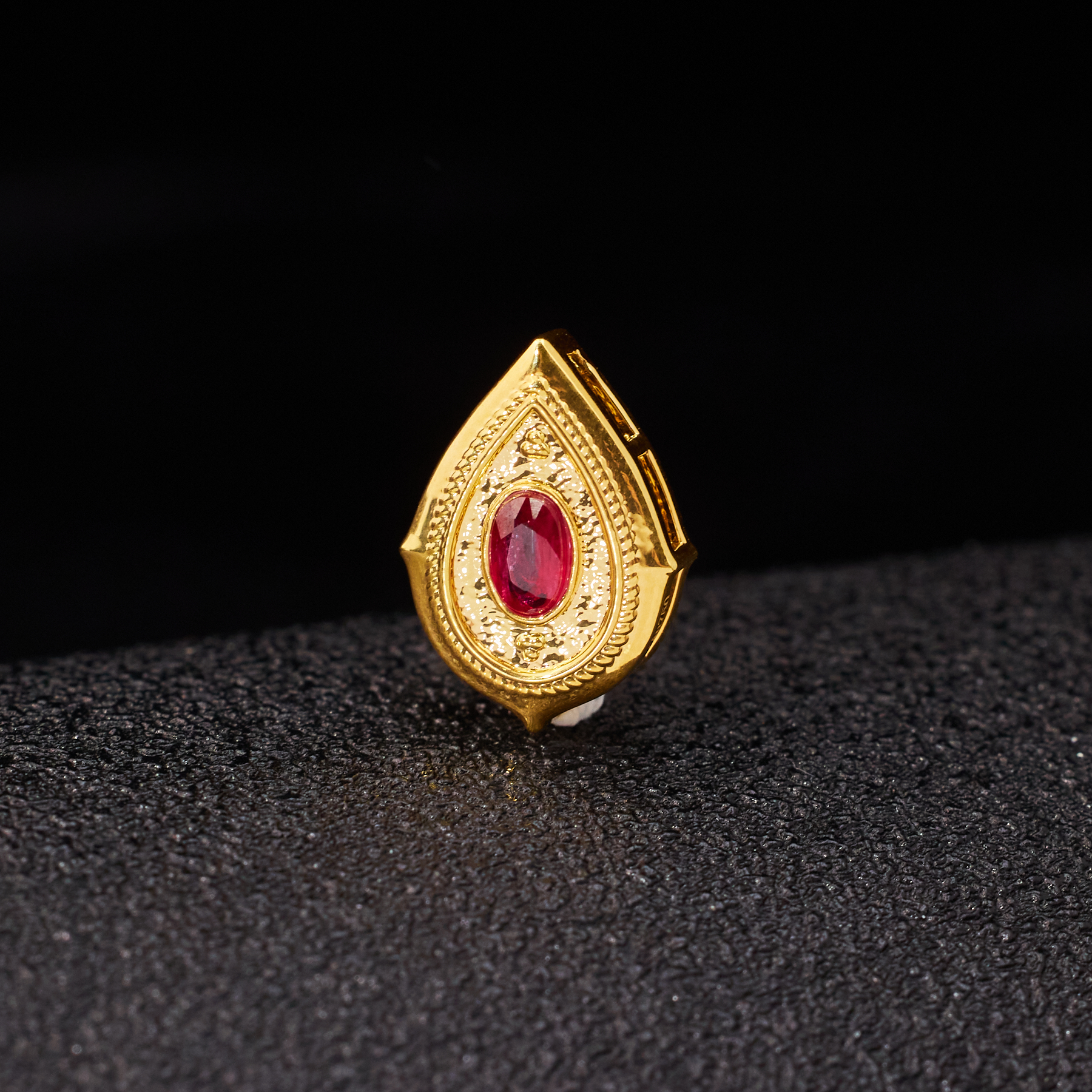 玉峰珠宝丨安娜【澄泓】红宝石吊坠*18K镶嵌*U5067多样性发其一