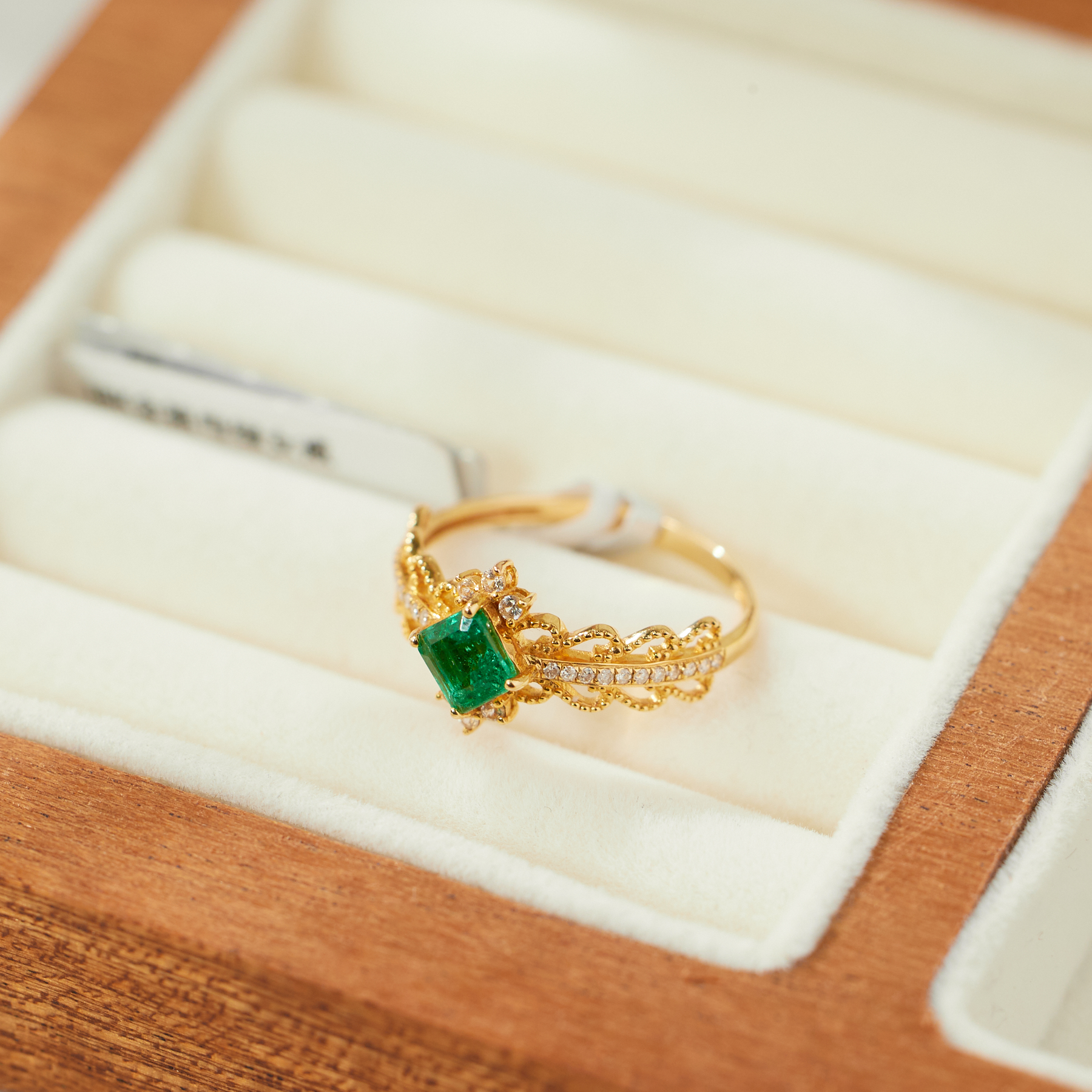 玉峰珠宝丨安娜【芍茶】祖母绿戒指*18K镶嵌*Q4974多样性发其一