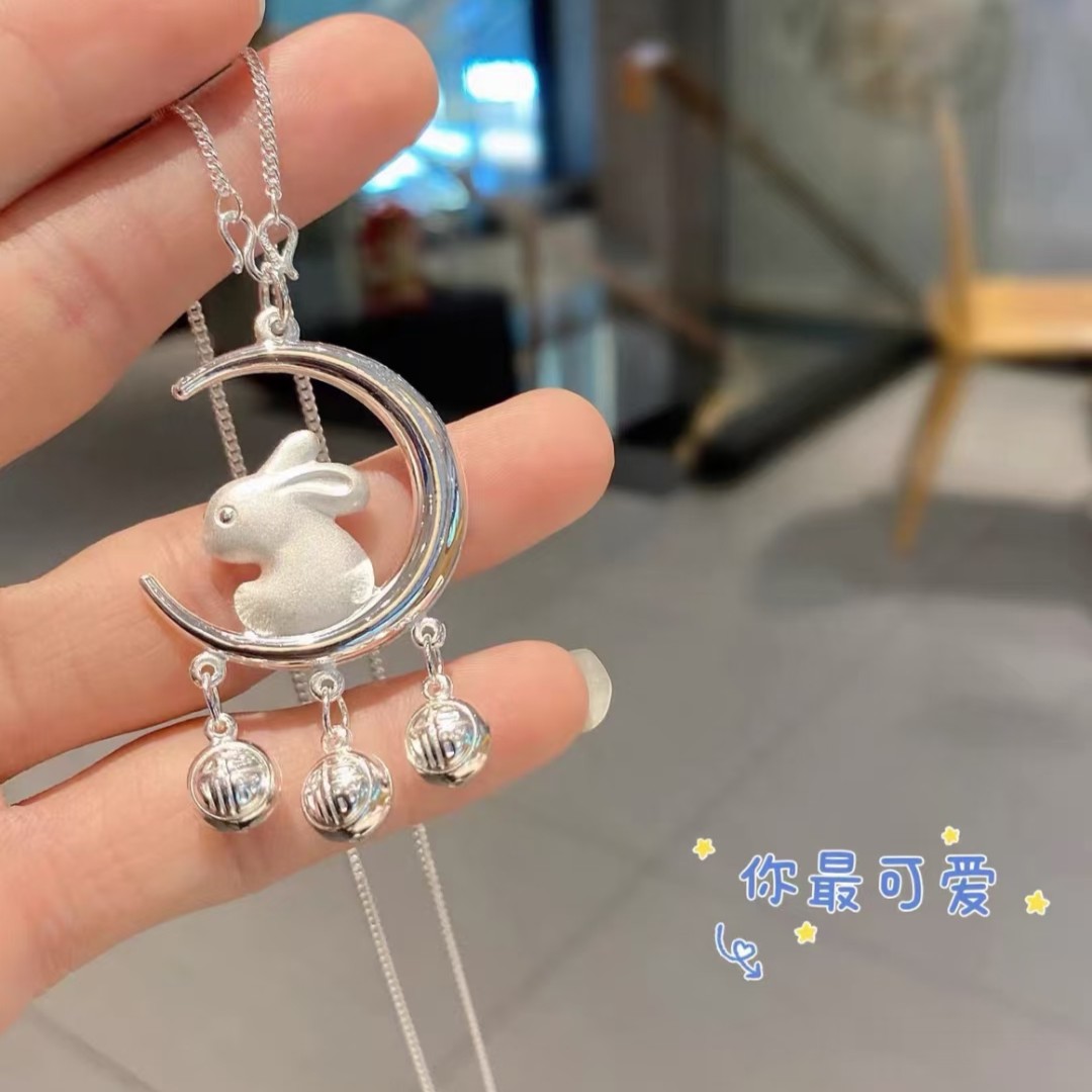 坠链均足银 足银999生肖月亮玉兔吊坠。新款十二生肖玉兔坠链。