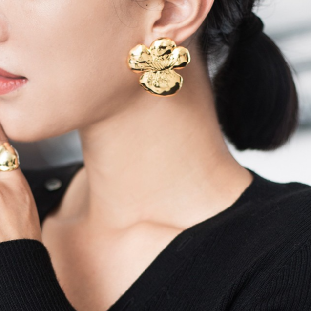 铜合金耳饰 【Do.Fashion欧阳】达弥.山茶花单花瓣浮雕金色大耳饰