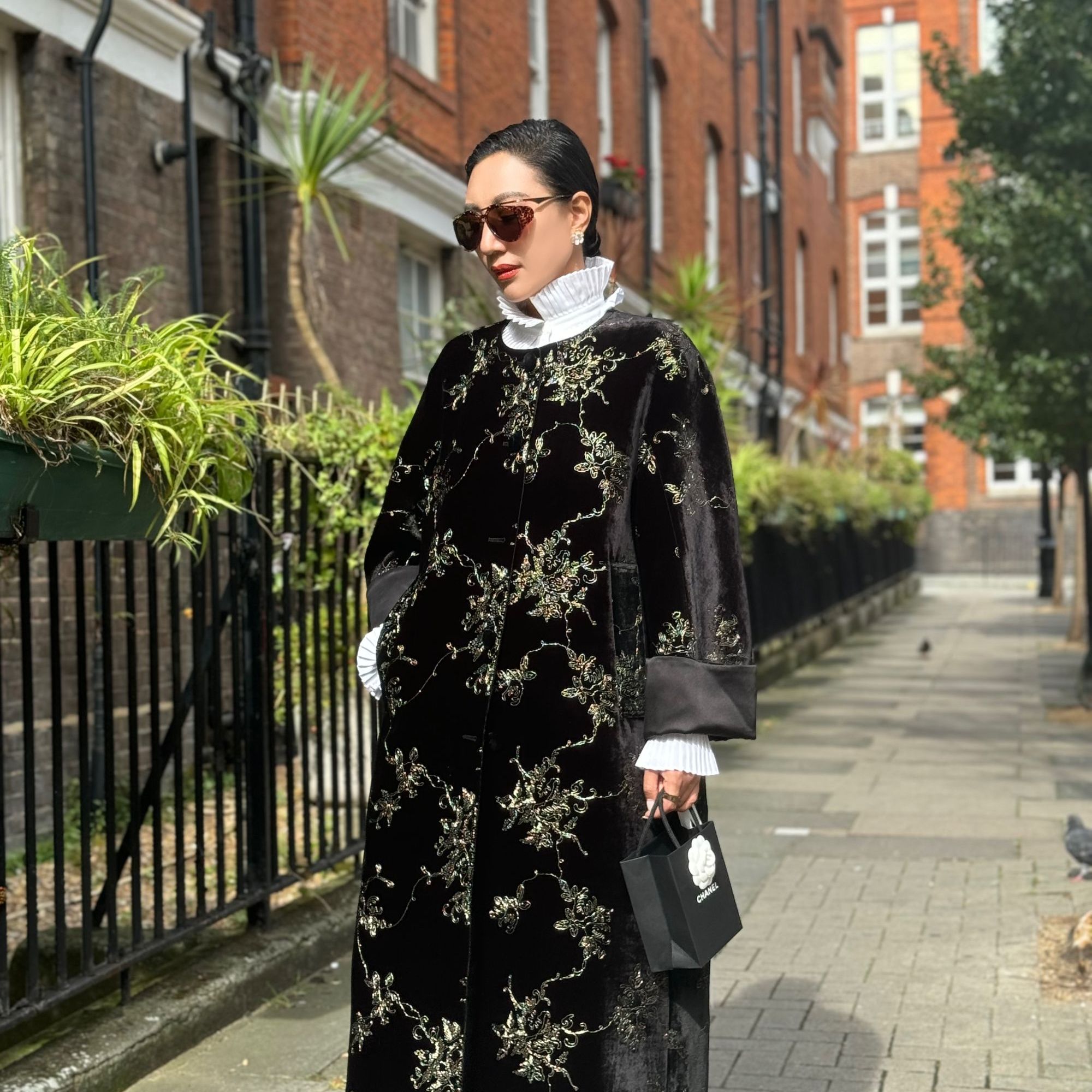 【Do.Fashion欧阳】“又见福手”重工刺绣丝绒奢华风衣