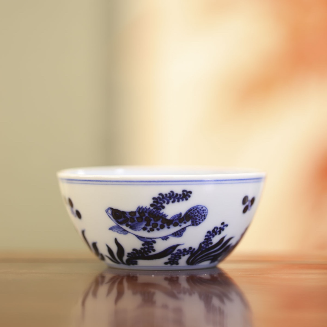 春风祥玉-青花桂鱼缸杯-手工陶瓷有差异