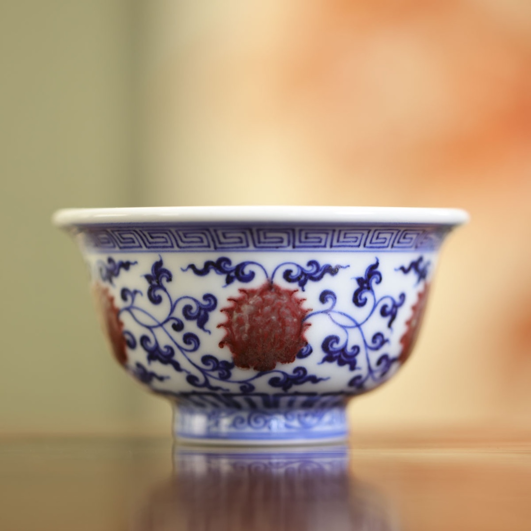 春风祥玉-青花釉里红缠枝莲压手杯-手工陶瓷有差异