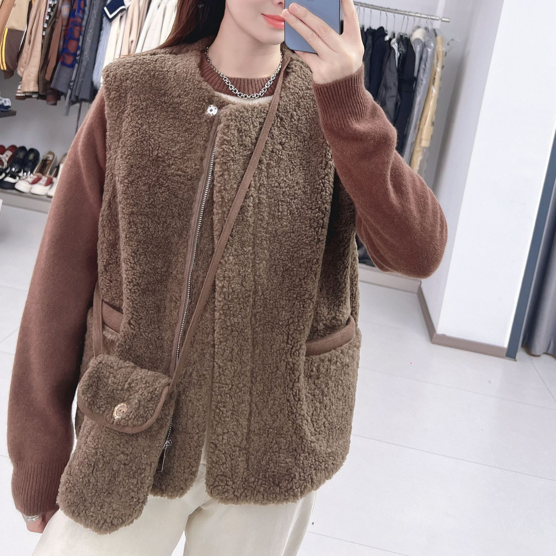 卡卡家羊羔绒马甲