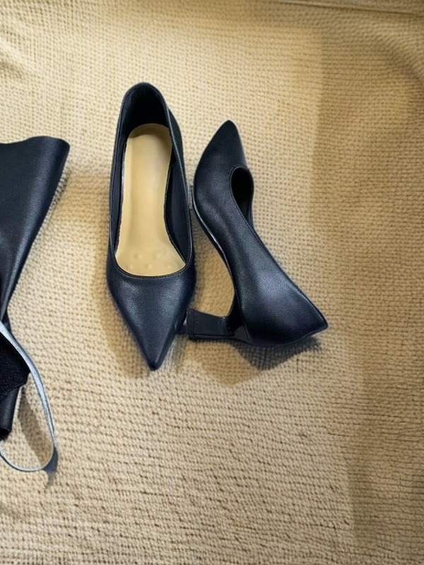 真皮职业粗跟黑色皮鞋气质百搭法式小众尖头舒适不累脚单鞋女鞋