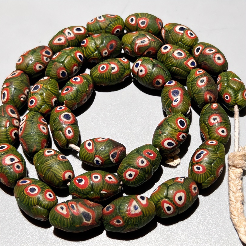 黄绿色蜻蜓眼枣核珠琉璃项链