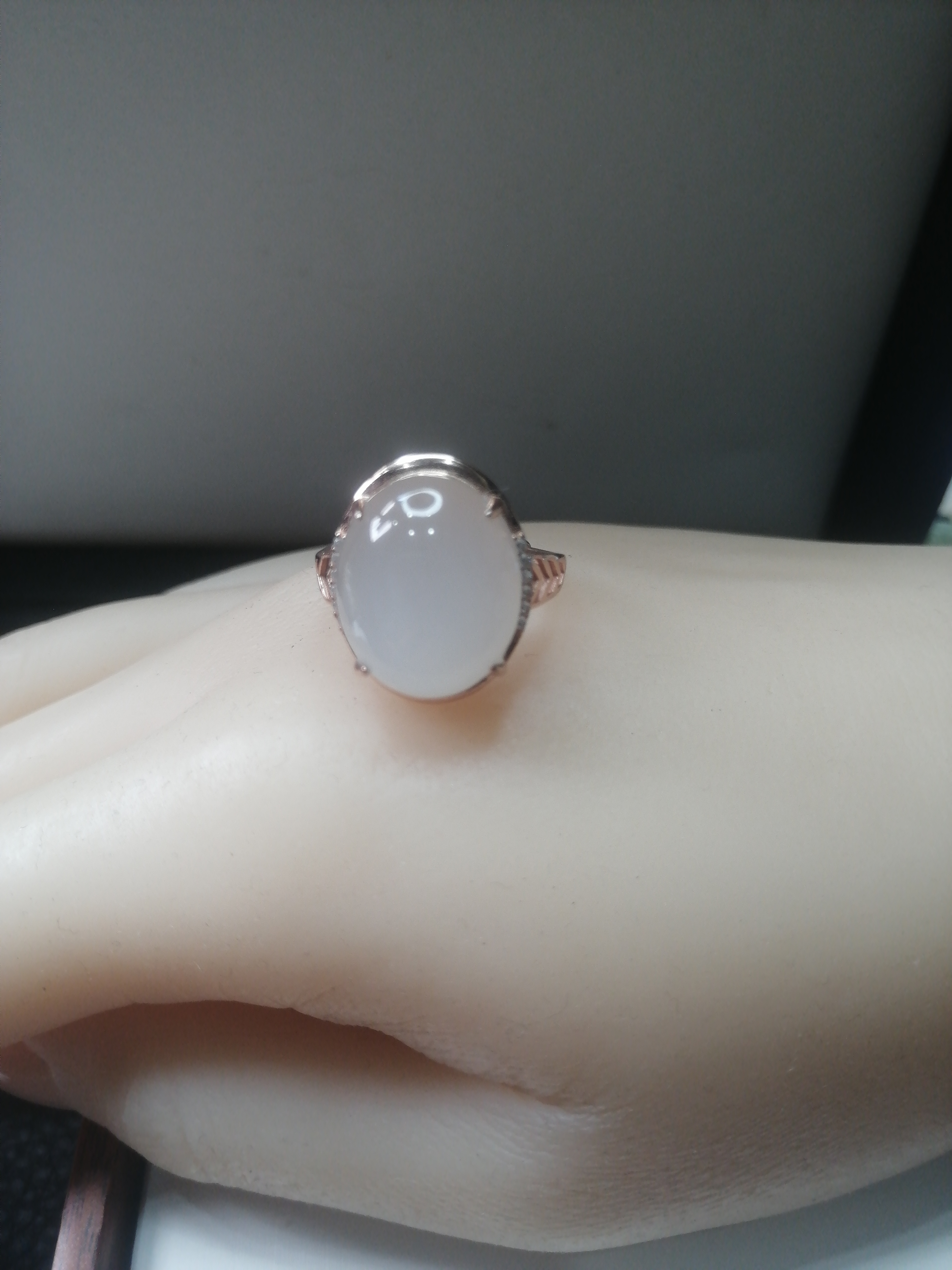 和田玉冰粉色带猫眼时尚大气戒指