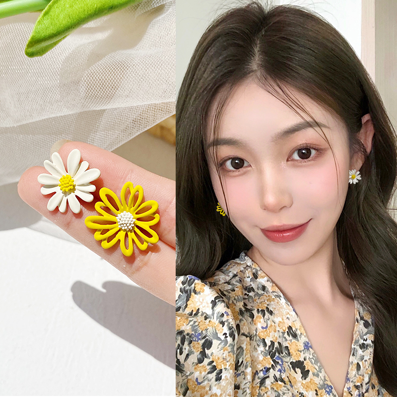 铜合金耳饰 网红甜美不对称雏菊耳钉女款轻奢气质耳环设计感耳饰